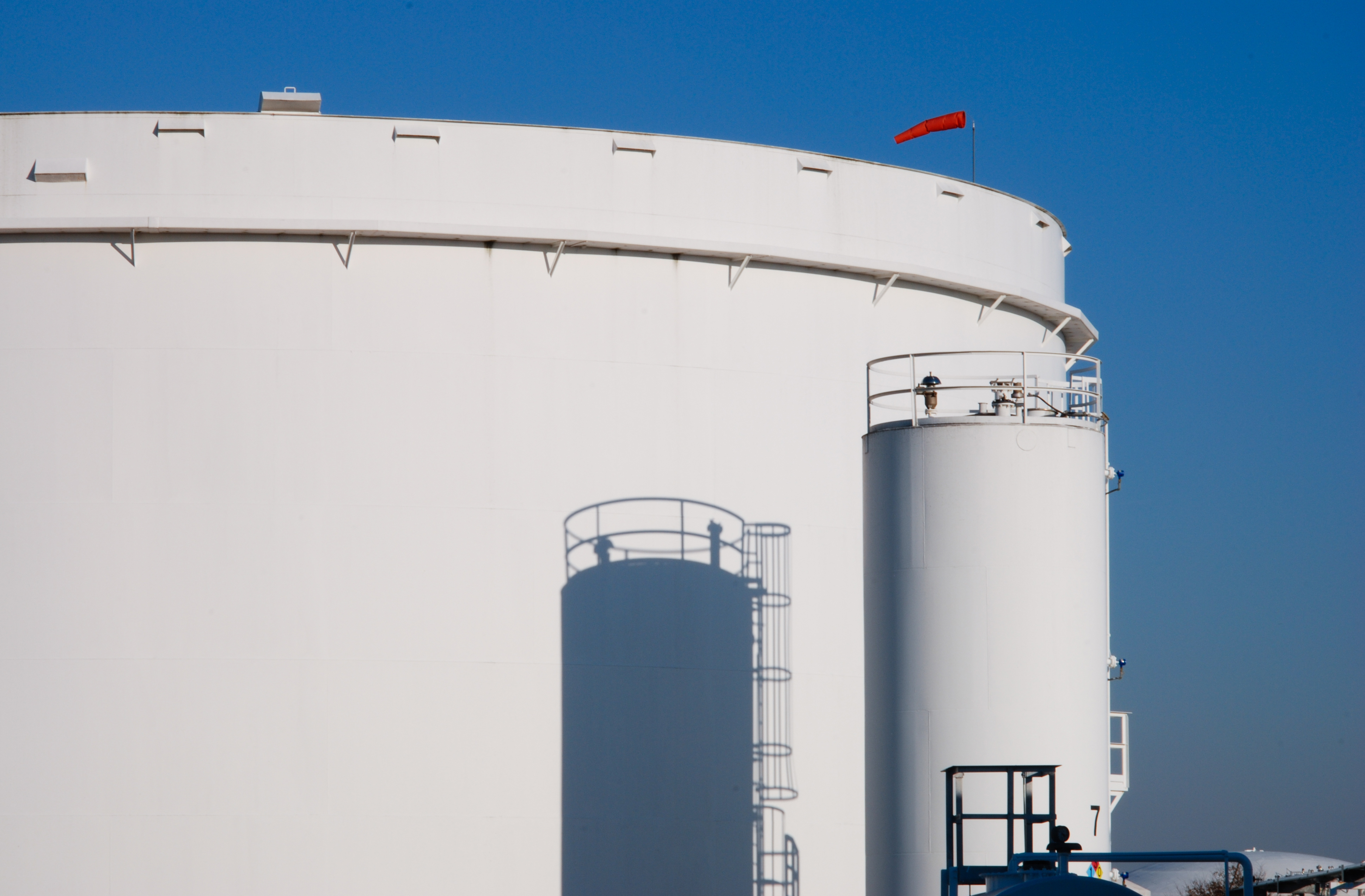 Refinery storage tanks for EN590 10 ppm diesel context