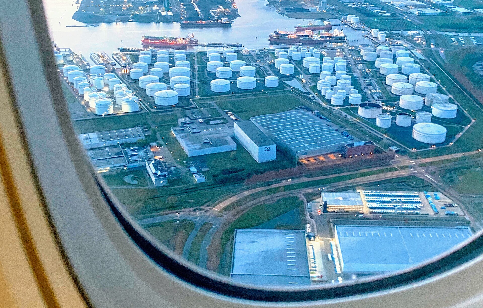 Fuel storage terminal with industrial tanks, documentary context for infrastructure and custody